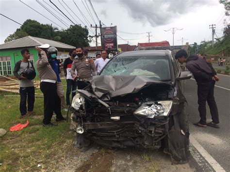 Breaking News Aksi Brutal Minibus Seberangi Median Jalan Lalu Tabrak