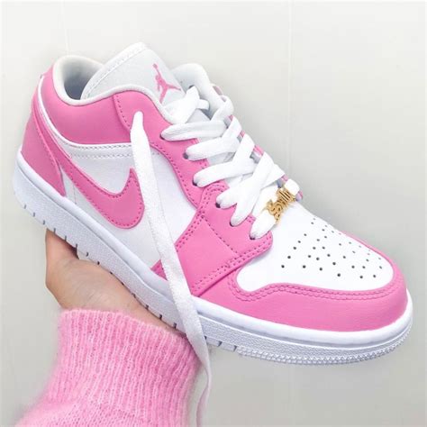 Descubrir 75+ imagen tenis jordan rosa pastel - Abzlocal.mx