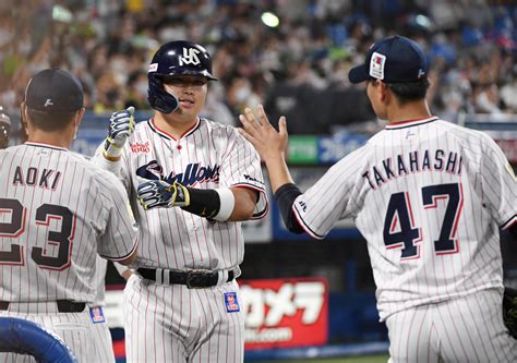 【ヤクルト】村上宗隆、先制の42号3ラン！ベンチ指さしながら悠然とダイヤモンド周回 プロ野球写真ニュース 日刊スポーツ