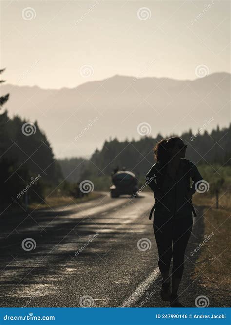 Mujer Caminando Sola Por La Carretera En El Campo Foto De Archivo