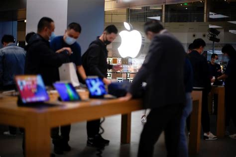 IPhone 12 IPhone 12 Pro Hits Stores In China Marked By Short Queues