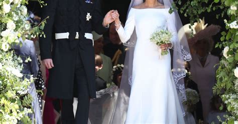 Meghan Markle en robe de mariée Givenchy à la sortie de chapelle St