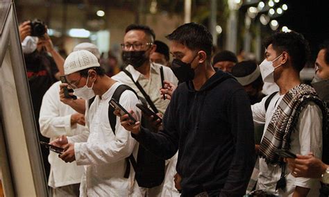 CARITAU Antusias Umat Muslim Ikut Shalat Tarawih Di Masjid Istiqlal