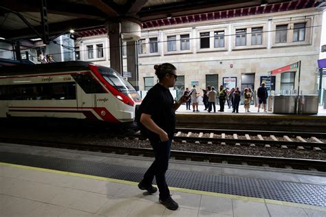 EN IMÁGENES Renfe suspende la circulación de los trenes en Asturias