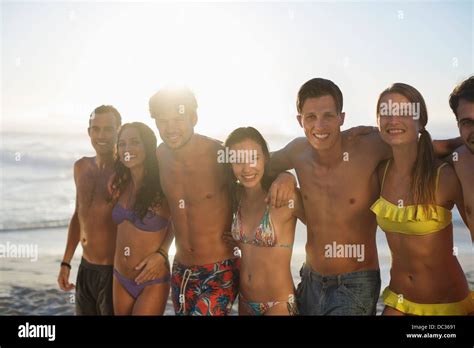 Portrait D Amis En Bikini Et Maillot De Bain Sur La Plage Photo Stock Alamy