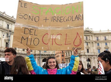 Rome Italie 03 mars 2023 Un manifestant tient un écriteau exprimant