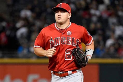 神扯怪力！大聯盟強打「神鱒」mike Trout 開球轟出場外，球迷驚嘆：被棒球耽誤的高球員！ Juksy 街星