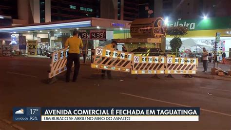 Vídeo Buraco fecha Avenida Comercial em Taguatinga Bom Dia DF G1