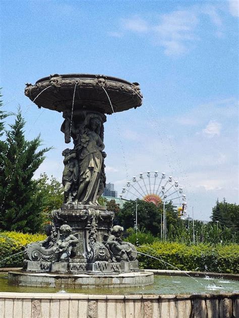 Fountain with Sculptured Figurines in a Park · Free Stock Photo