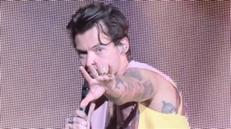 Harry Styles Hit In Eye With Thrown Object At Concert The Weekly Times