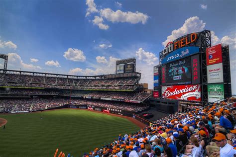 Who can tell me why Citi Field looks so good in this photo?