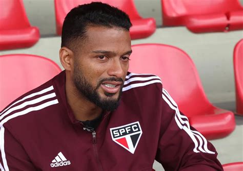 Lateral esquerdo é oferecido ao São Paulo e pode substituir Reinaldo