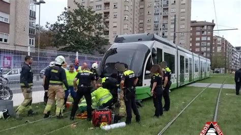 Una mujer de 72 años queda atrapada debajo de un tranvía tras ser