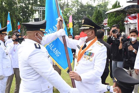 Peringatan HUT Ke 76 Kemerdekaan RI Bupati Serahkan Tunggul Kecamatan