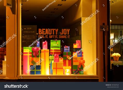 8664 T Shop Window Display Images Stock Photos And Vectors