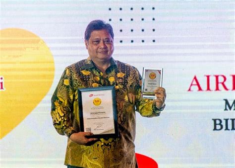 Menko Airlangga Raih Penghargaan Tokoh Pemulihan Ekonomi Nasional