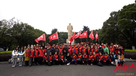 中国盲人协会 体验无障碍出行 弘扬自强精神，湖南长沙百名盲人朋友登岳麓山