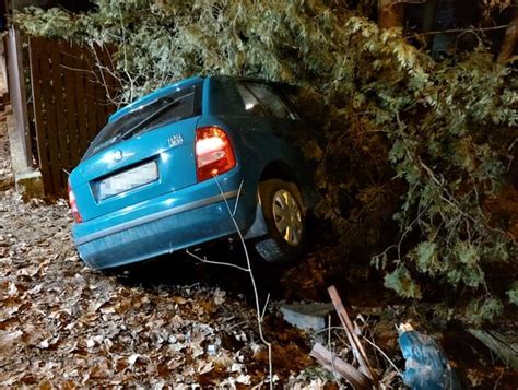 19 latek uciekał przed policją Auto skończyło na ogrodzeniu Warszawa