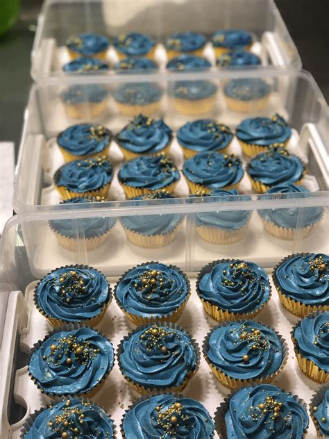 A Touch Of Blue And Gold Cupcake In Gold Cupcakes Pretty