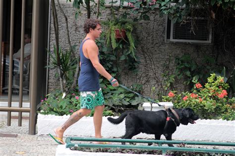 Felipe Dylon é flagrado em passeio seu cachorro