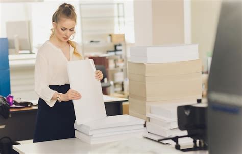 Mujer Joven Que Trabaja En La Imprenta Imprenta Foto Premium