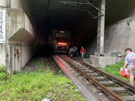 台鐵事故卓榮泰鞠躬致歉 宣告「下月搭火車來」 列車隧道撞落石 生活 聯合新聞網