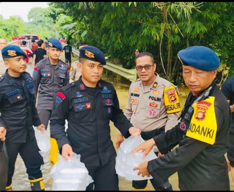 Gelar Dapur Umum Di Lokasi Banjir Sat Brimob Polda Sumsel Siapkan 1000