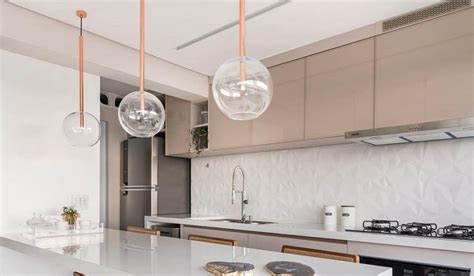 Cozinha contemporânea pequena nude e branca integrada à sala Decor