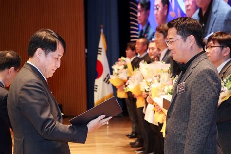 생활공작소 ‘제28회 한국유통대상 산업통상자원부 장관 표창｜스포츠동아