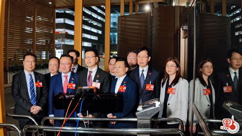 港區全國人大代表返港 吳秋北陳勇等機場見傳媒 港聞 點新聞