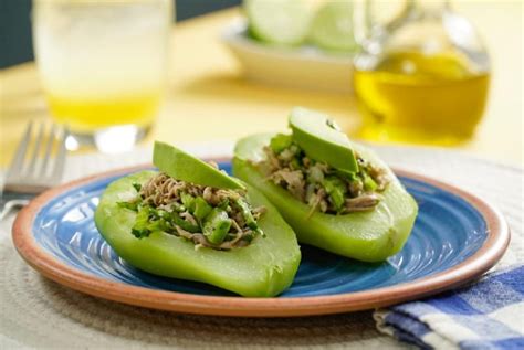 Chayotes Rellenos de Salpicón Con Sal y Azucar