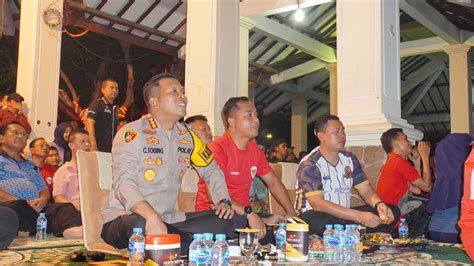 Ribuan Warga Sidoarjo Nobar Geden Di Alun Alun Kempalan