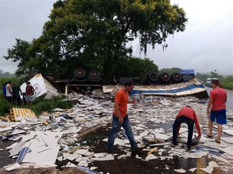 Acidente Entre Carro E Carreta Deixa Um Morto E Um Ferido Na Pr 323