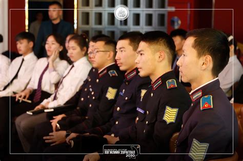 Сурагчид сургууль, гэр хоорондын харанхуй замд гэрэлтүүлэг тавьж ...