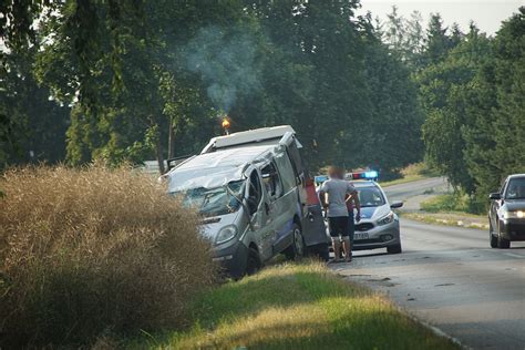 Dachowanie busa na trasie Lublin Bychawa Pojazd wypadł z drogi i