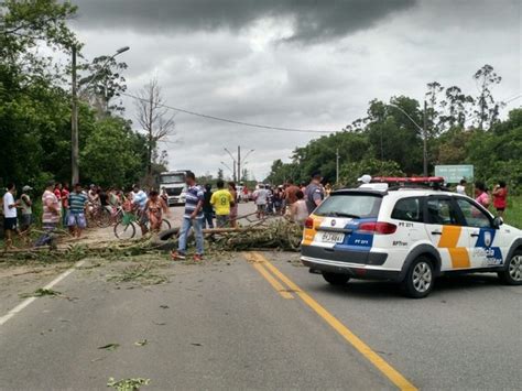 G1 Em Protesto Moradores De Vila Do Riacho Fecham A ES 010