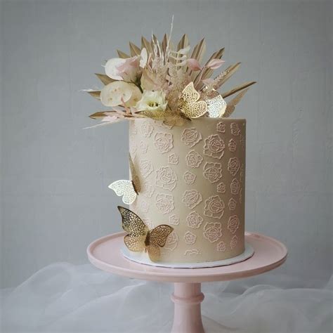 Hohe Beige Buttercreme Torte Mit Rosen Muster In Rosa Trockenblumen