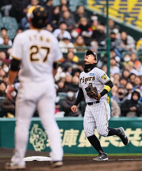 【阪神】佐藤輝明、今季の甲子園初戦で失策 2回表の守備で風の影響か高い飛球捕れず プロ野球 日刊スポーツ