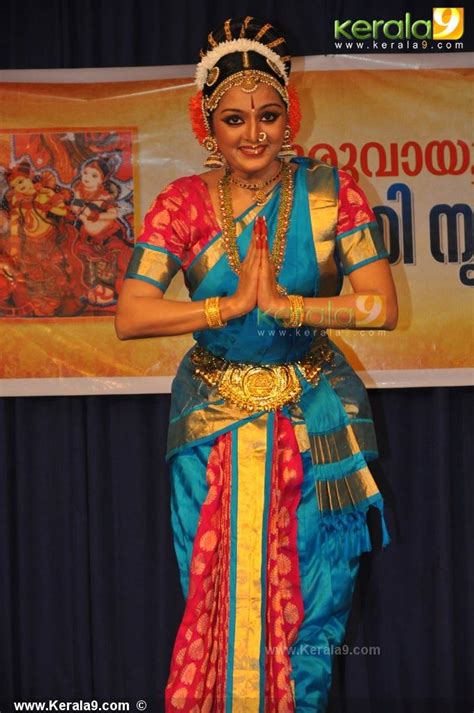 Manju Warrier Dance Performance Guruvayoor Photos00 022 Dance Poses