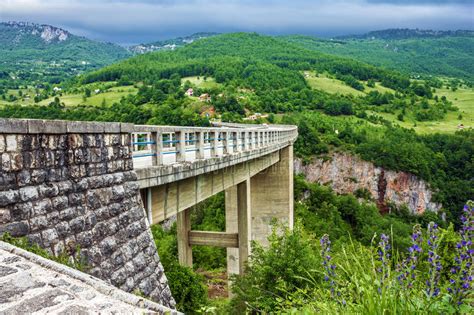 Paisaje De La Monta A Del Puente Montenegro Bridg Del Arco De