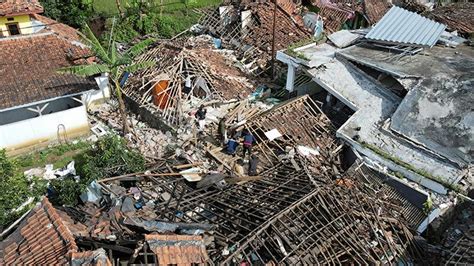 Traumatised Relatives Await News Of Missing In Quake Hit Cianjur Foto