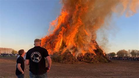 Kijk Terug Ontsteking Van Het Grootste Paasvuur Van Overijssel Rtv Oost