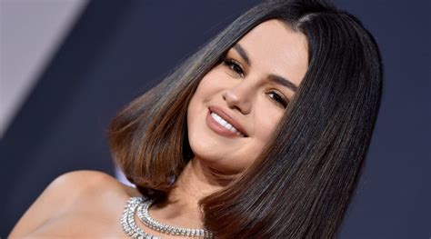 El Poderoso Significado Del Nuevo Tatuaje En El Cuello De Selena Gomez