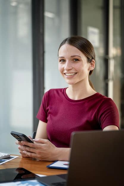 Premium Photo Young Smiling Caucasian Businesswoman Mentor Leader