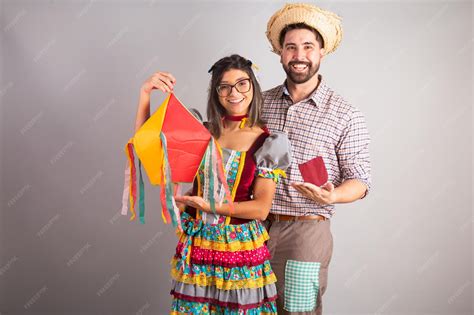 Roupas Para O Sao Joao - Casal brasileiro vestido com roupas de festa junina festa de São João ...