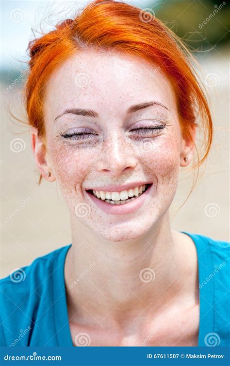 Jeune Beau Sourire Couvert De Taches De Rousseur Roux De Femme Image