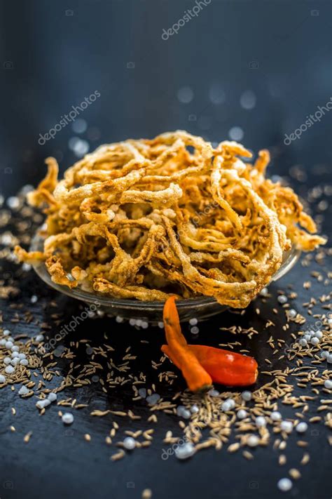 Famoso plato indio y Gujarati snack de patata y sagú chakli bola y