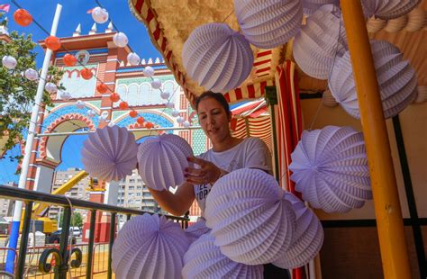 Im Genes De Los Ltimos Preparativos De La Feria De Sevilla