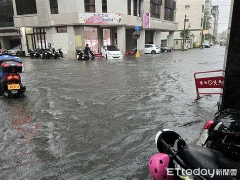 快訊／台中豪雨「馬路變紅河」景象曝！ 民眾涉險硬闖 Ettoday地方新聞 Ettoday新聞雲