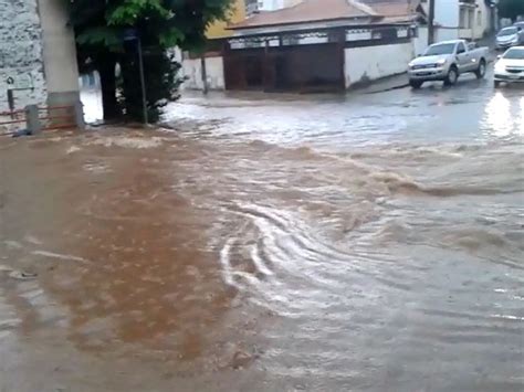 G1 Chuva em São João da Boa Vista SP causa pontos de alagamentos